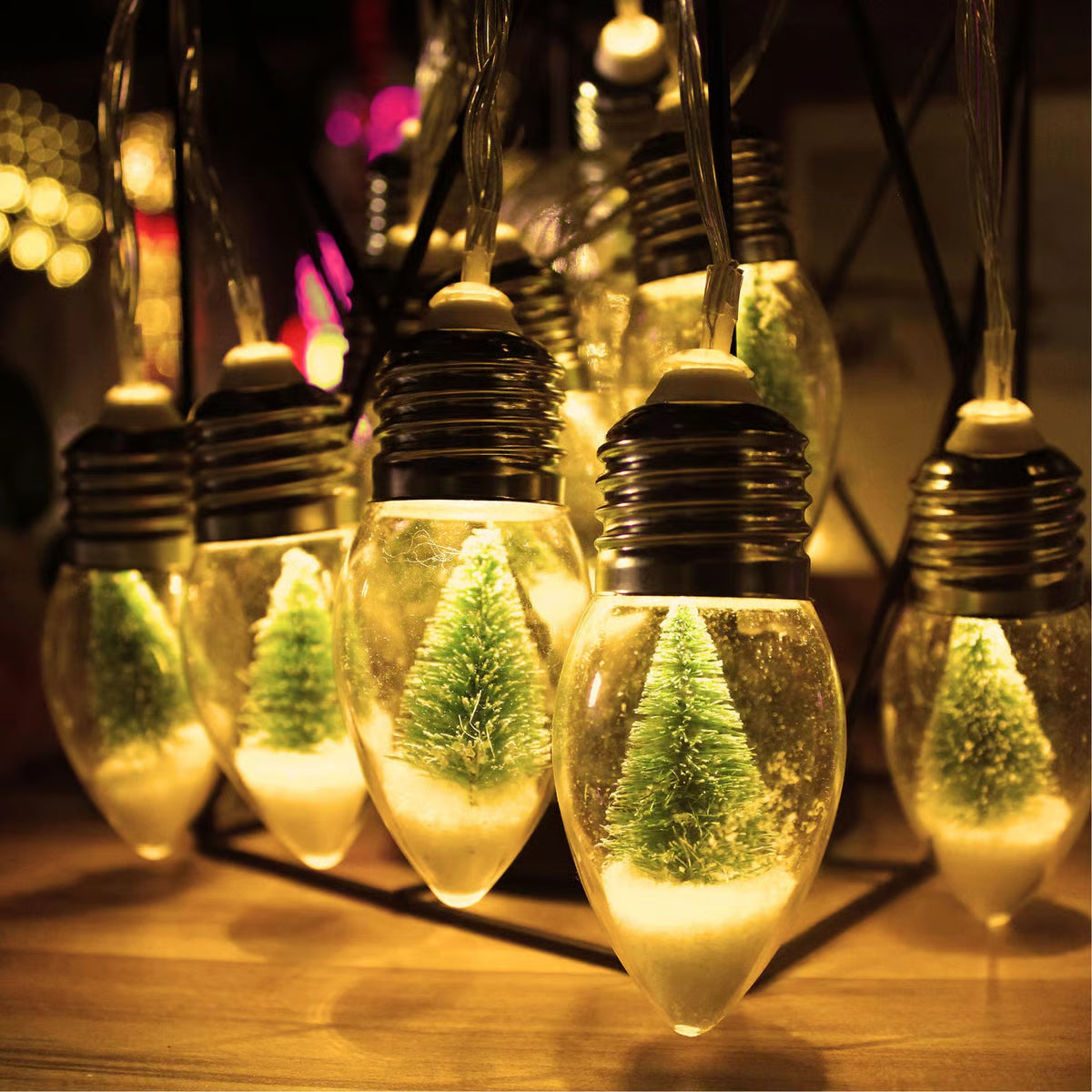 VaraLiving™ LED-lyskjede for juletre og hage – Koselig julebelysning med pærer